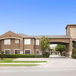 Howard Johnson By Wyndham Grand Prairie Near Lone Star Park